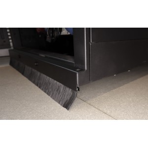 Фронтальная заглушка пространства под полом шкафа LANMASTER DCS, установленного на ножки