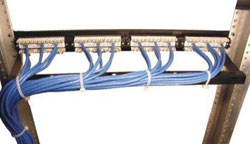 Использование задней скобы для фиксации подводимых кабелей